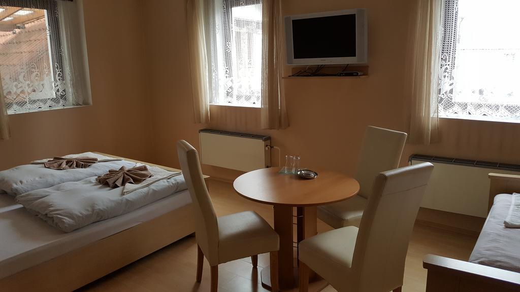 Pension U Dubu Františkovy Lázně Exterior foto